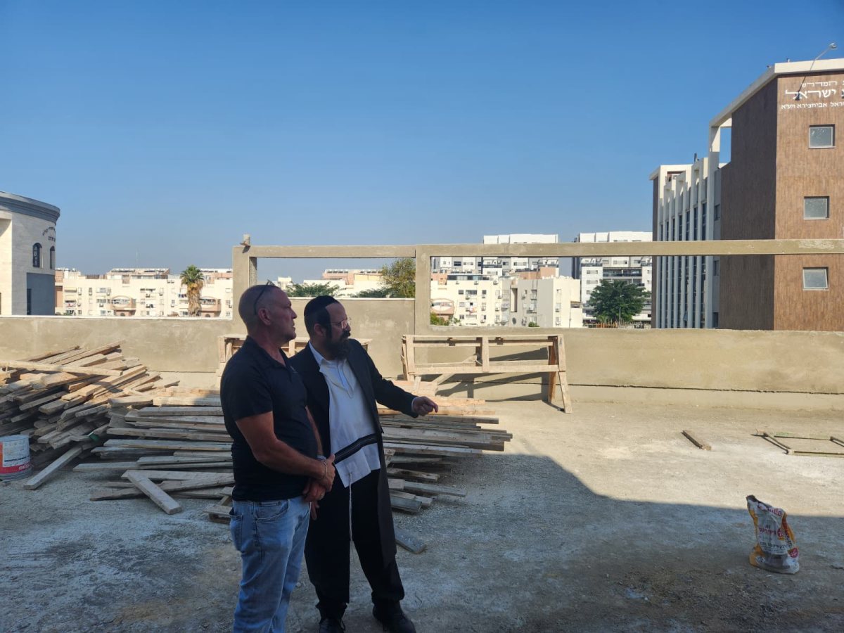 הרב טננהויז במתחם ביהס. המצלם