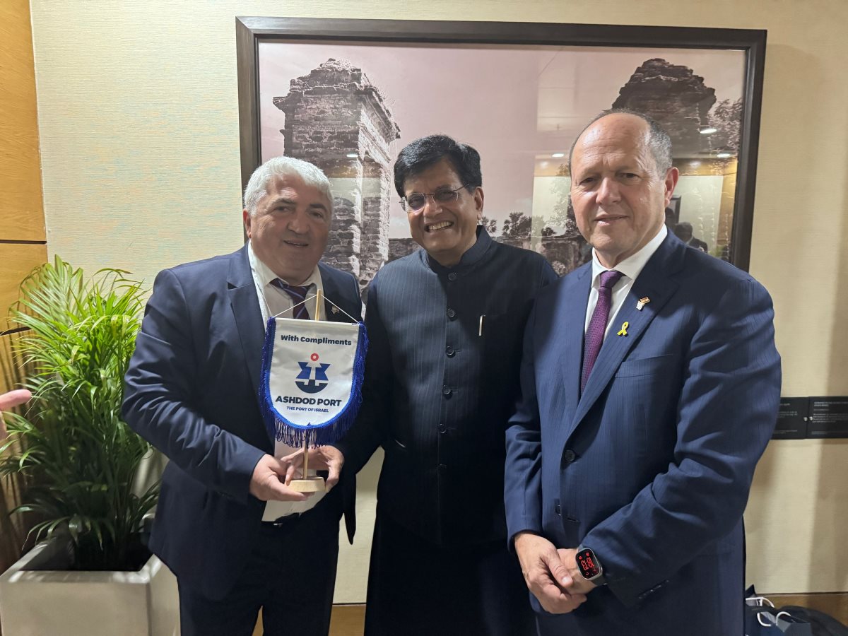 ניר ברקת, פיוש גויאל, יהודה נניקאשוילי. צילום דוברות נמל אשדוד