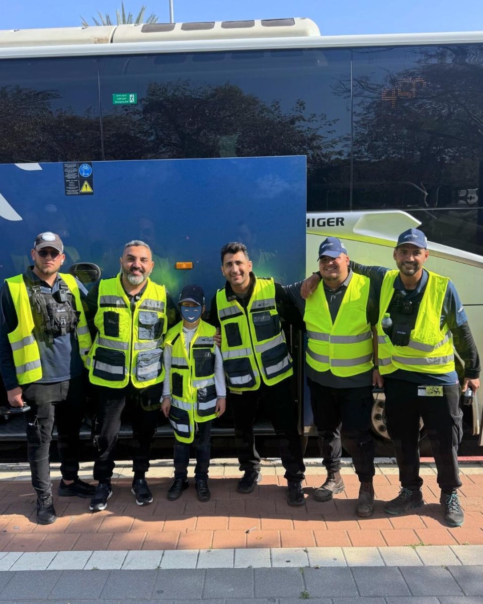 בתמונה: ילד מאשדוד שהתחפש למבקר בחברת דן בדרום והצטלם עם המבקרים לפני העלייה לאוטובוס&#160;לירושלים