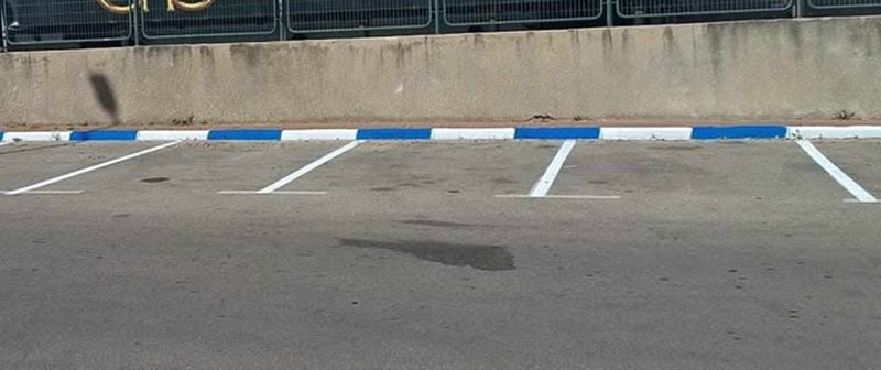 החניות נצבעו בכחול לבן