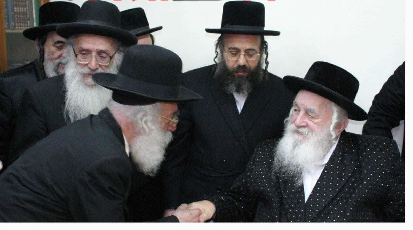 המגש הוותיק עם האדמור הישועות משה זצל. פורסם לפי סעיף 27 א לחז"י