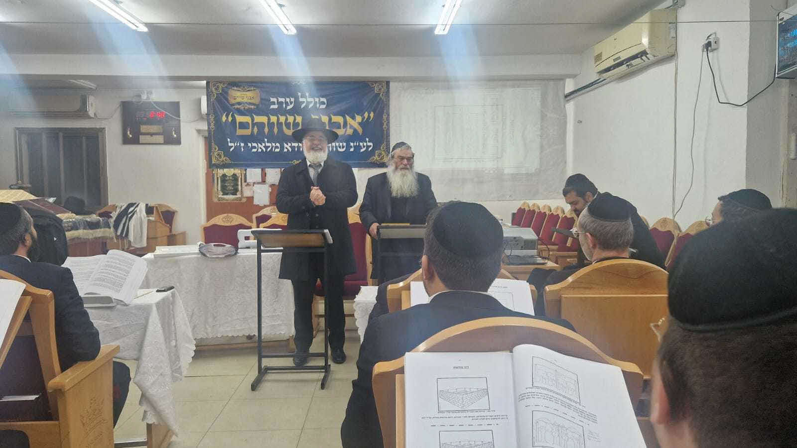 הרב דהן עם לומדי השיעור. א' מיכאלי