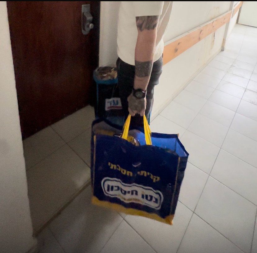 מגיעים עם קניות עבור המשפחה