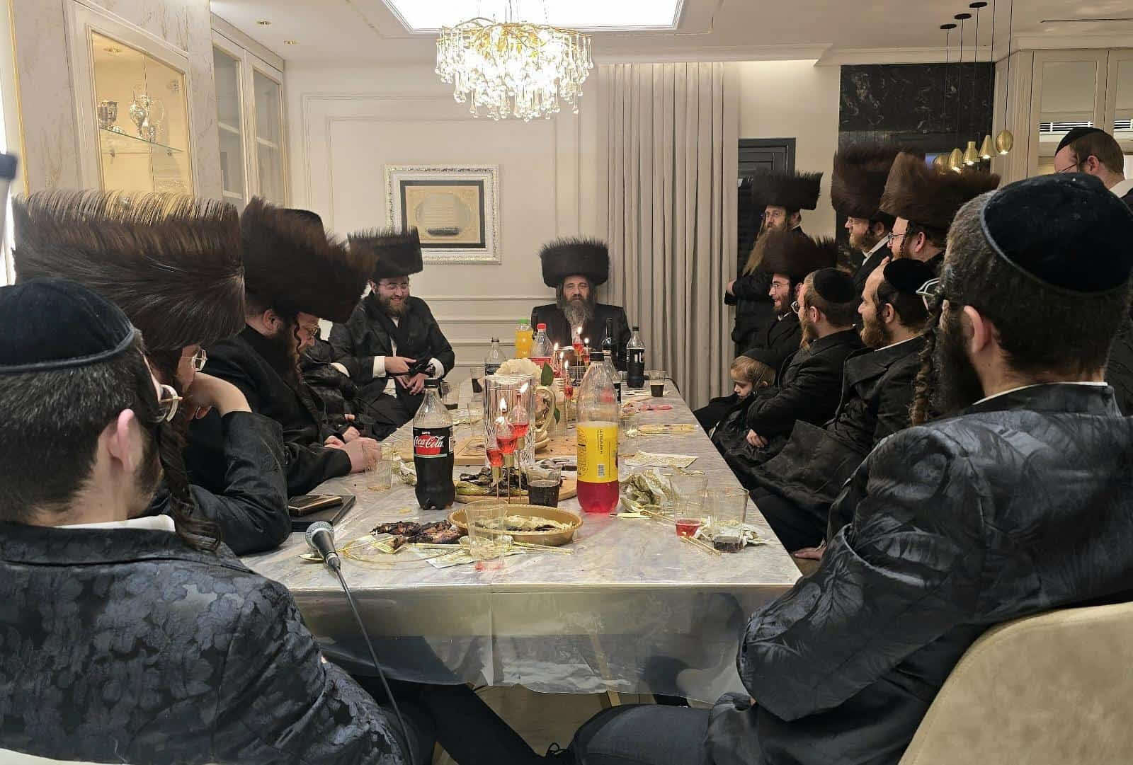 האדמו&quot;ר מפיטסבורג בשיחת עידוד מיוחדת ללומדים. לערנען