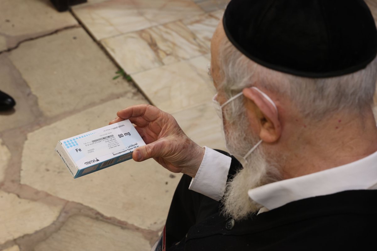 הגאון הגדול רבי יצחק זילברשטיין שליט&quot;א מעיין במדבקה החדשנית על קופסת התרופה בשנת תשפ&quot;ב