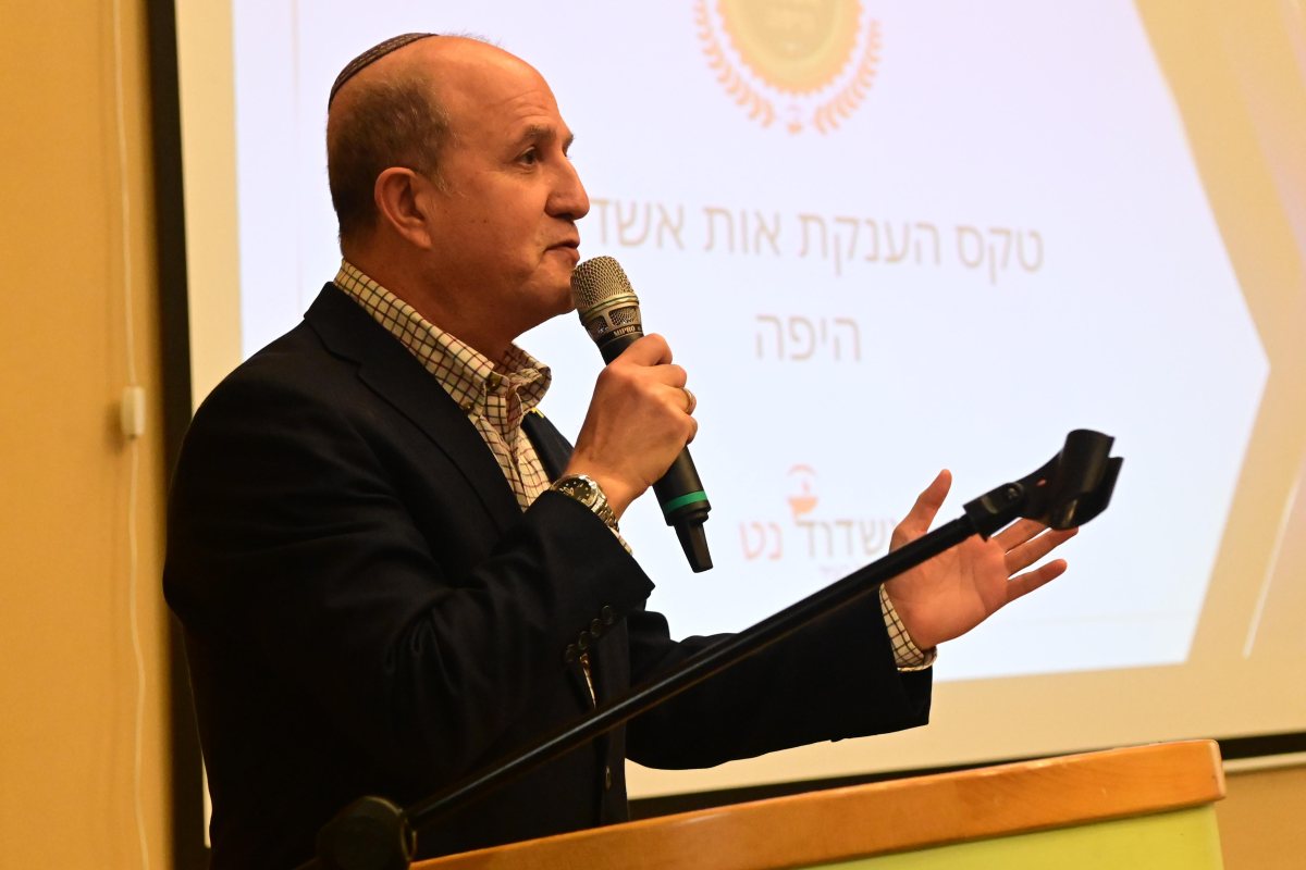 ד"ר יחיאל לסרי בטקס אשדוד היפה (צילום: אורי קריספין)