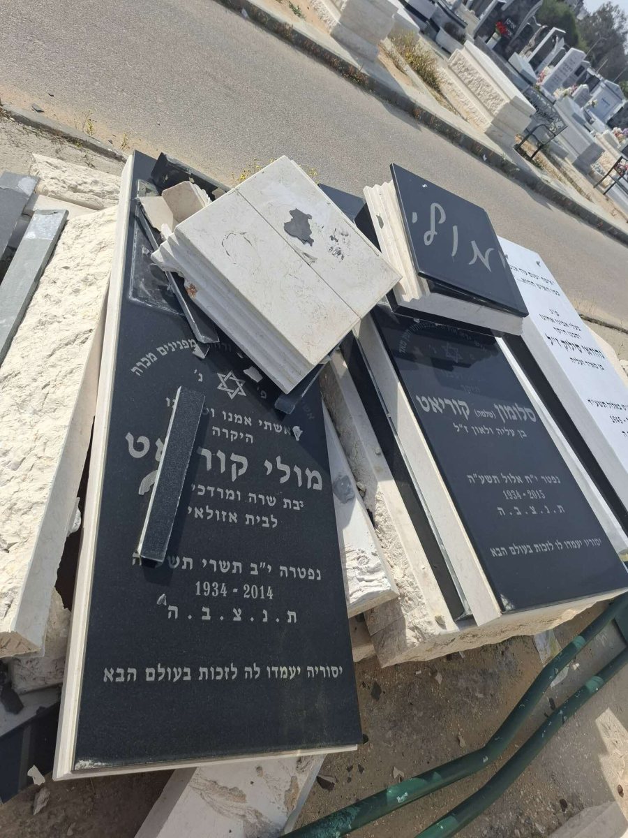 המצבה המנופצת. המצלם