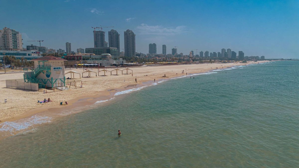 חופי אשדוד. מיקי אדרי