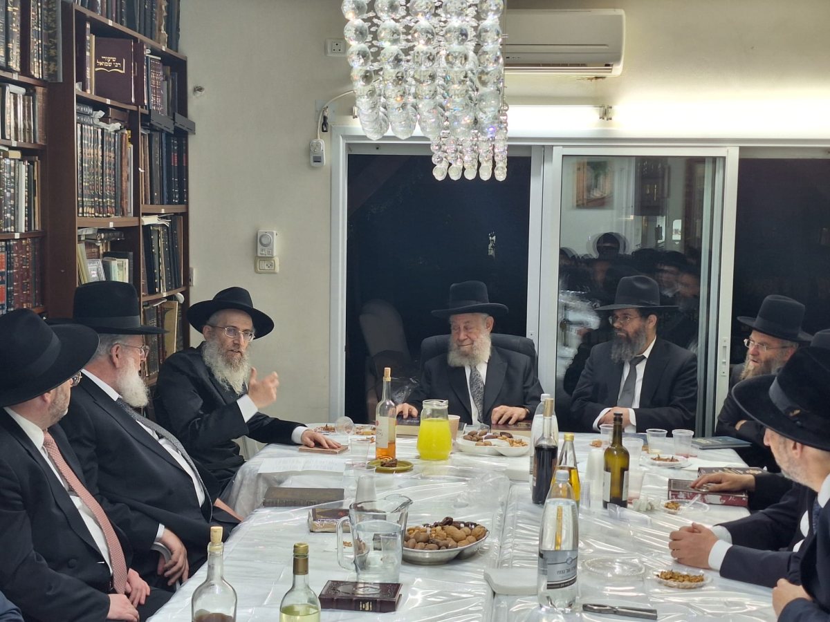 ראשי קהילת בני פינחס בבית הרב שיינין. המצלם