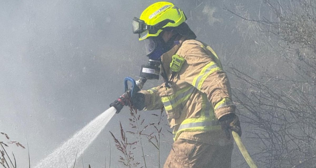 לוחם אש בזירת השריפה (דוברות כיבוי והצלה אשדוד)
