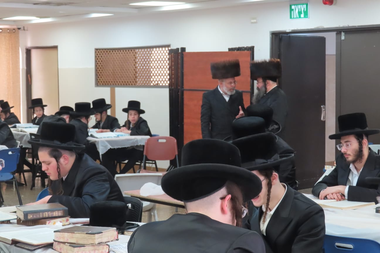 לימוד בישיבת בין הזמנים בהובלת הרב עזרא שור