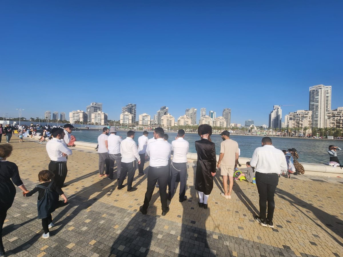 בין הזמנים בחוף הים. המצלם