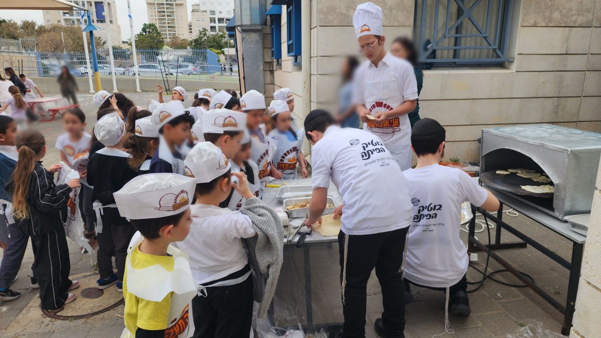 סדנת אפיית מצות בבתי הספר. חבד