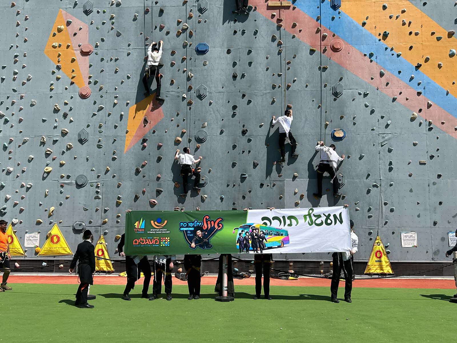 טיול לבני הישיבות. מעגלים