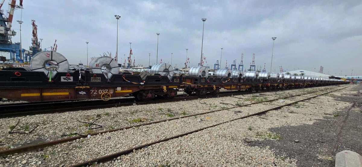 מטען בפלדה בדרכו לרכבת. נמל אשדוד