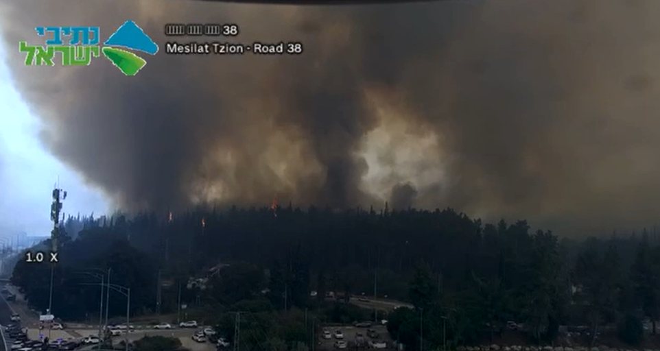 להבות בגובה 30 מטר