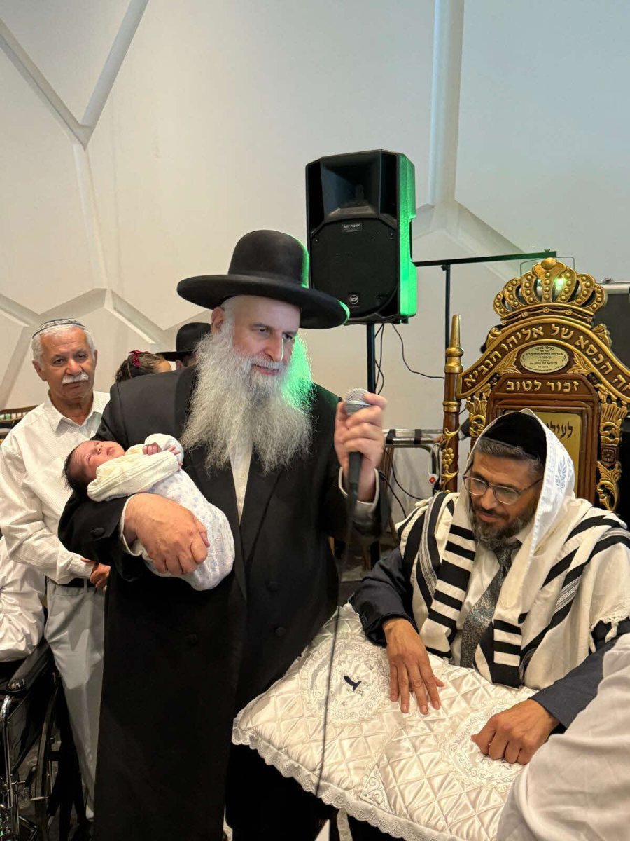 רבי מאיר אבוחצירא בברית לנכדו של רבי משה נגאטי. המצלם