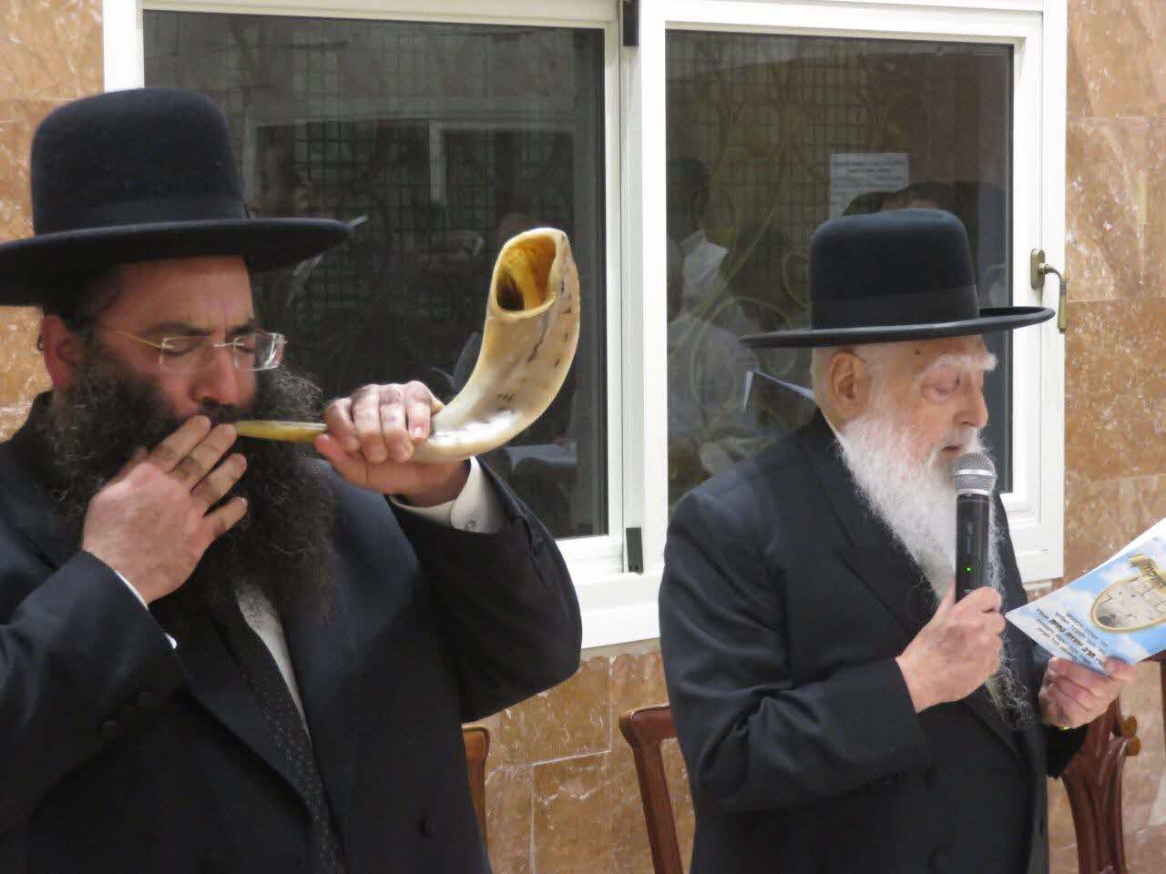 הרב חיים פינטו בתפילה ליד הציון בקריית מלאכי. א' מיכאלי