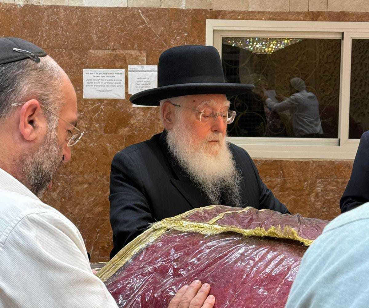 הר בחיים פינטו על ציון הקבר בקריית מלאכי. א' מיכאלי