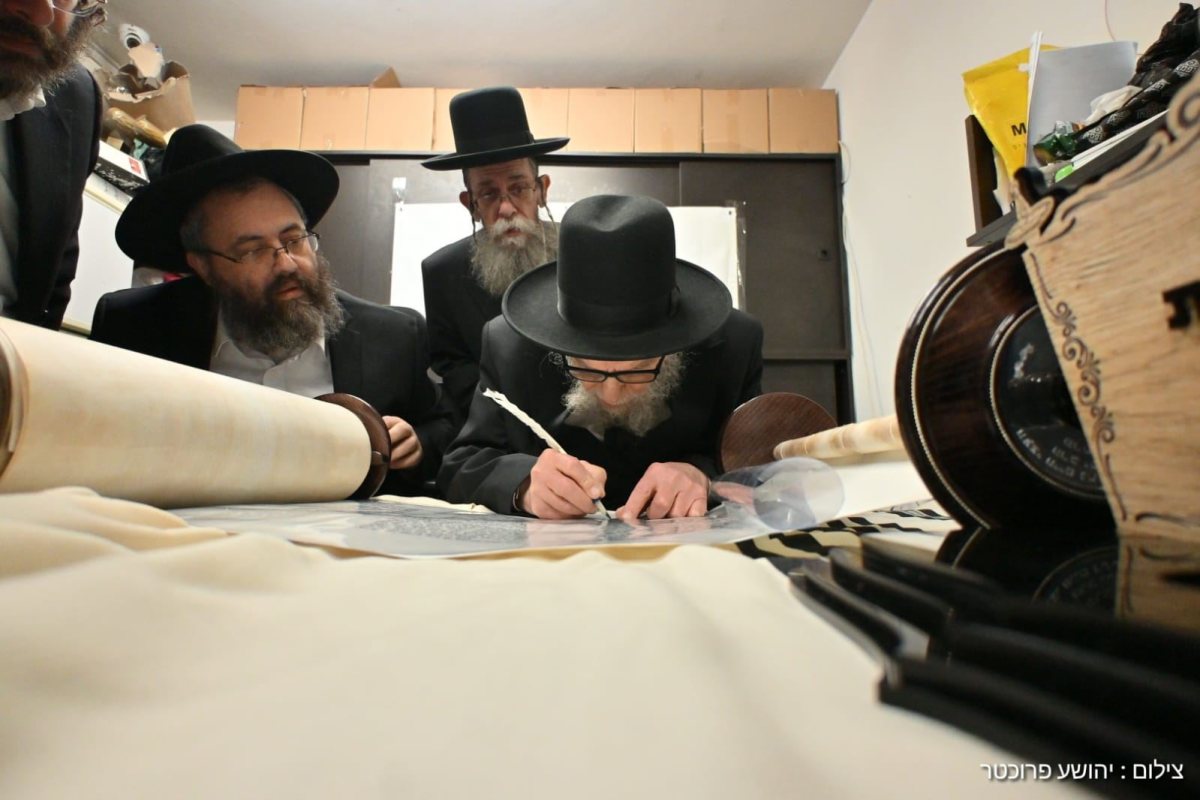 הגרמ"ה הירש בכתיבת אות בספר התורה. מעגלים