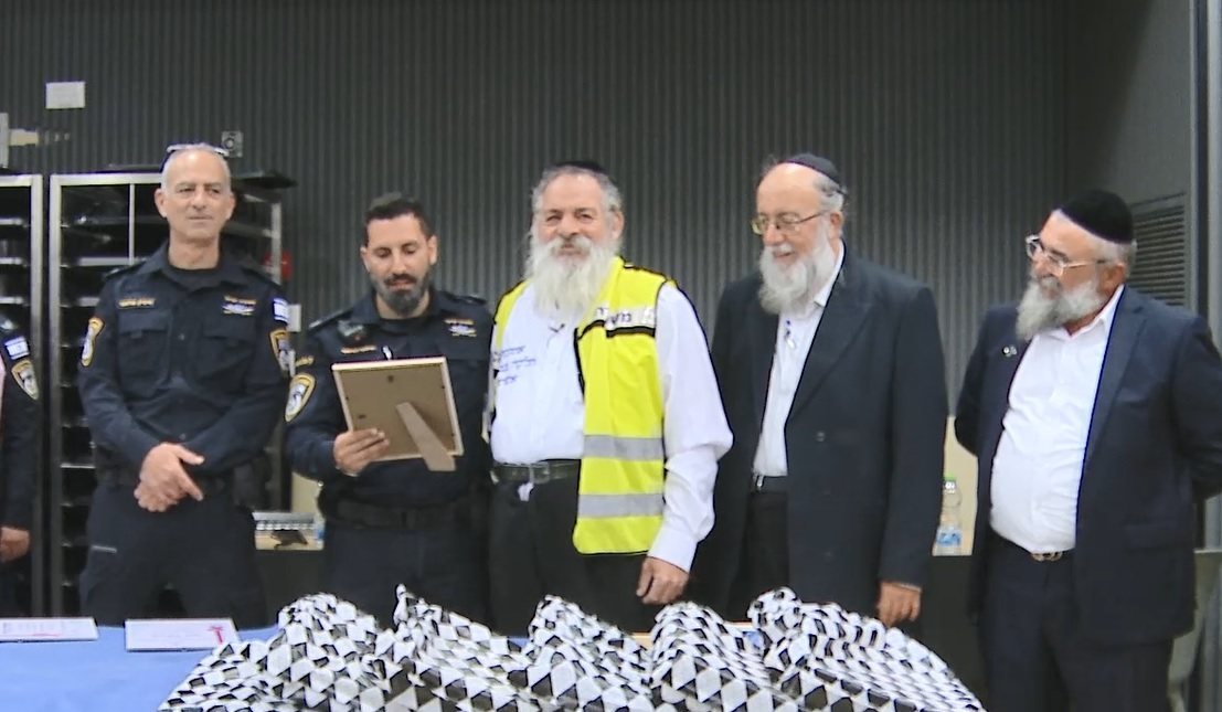 מקבל את תעודת ההוקרה 