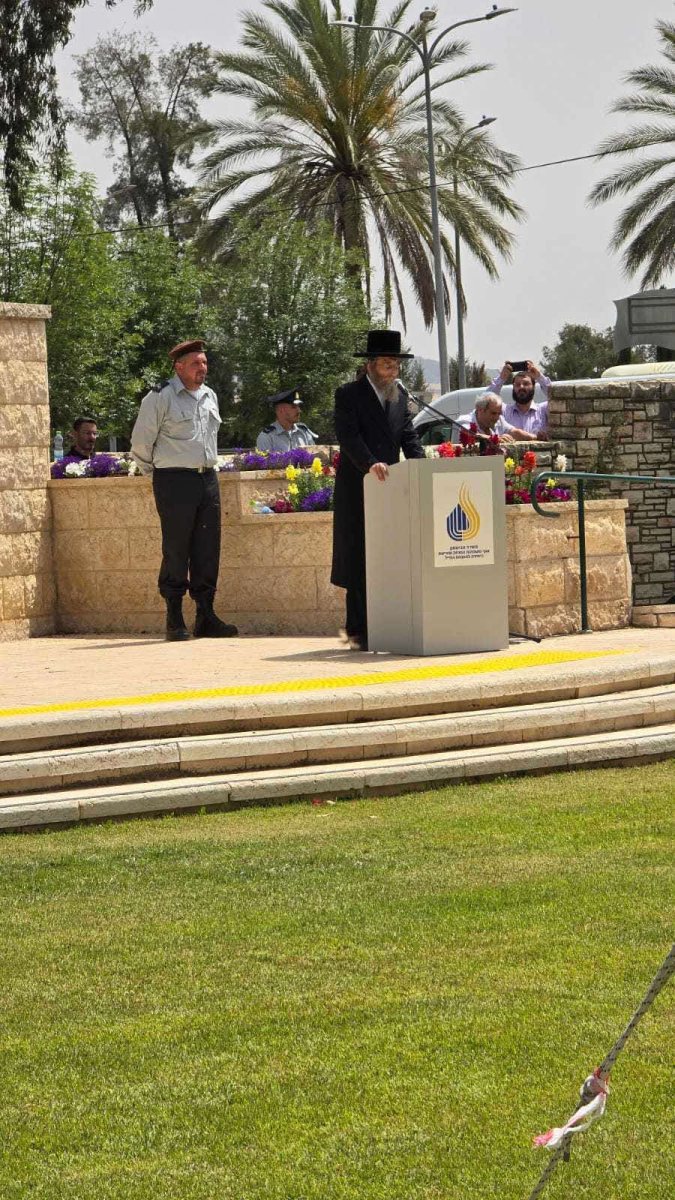 הרב טסלר בבית העלמין בעפולה. המצלם