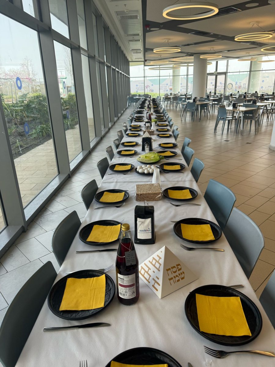 שולחן הסדר לזכר החטופים. דוברות אסותא