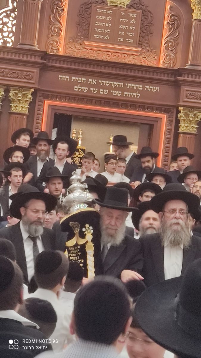 המרא דאתרא הגר&quot;י שיינין שליט&quot;א עם ספר התורה. בני פנחס