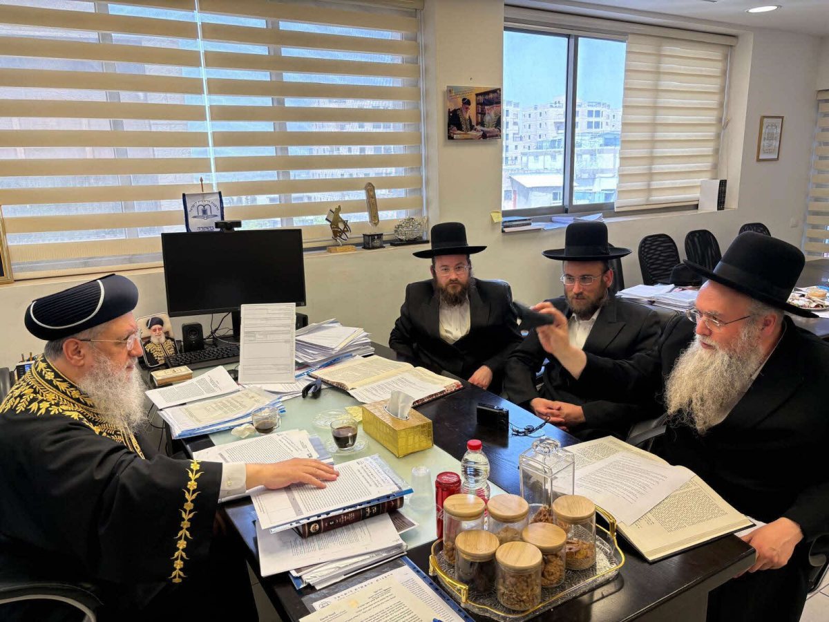 הרב קיהן במכירת החמץ. המצלם