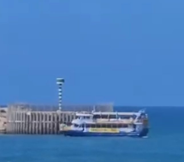 הספינה עם תושבי ניר עוז נכנסת למרינה. דוברות העיריה