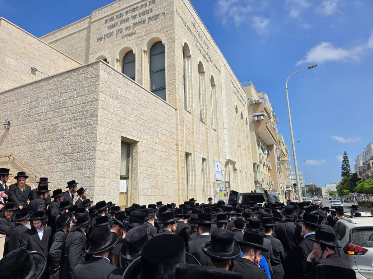 ההמונים בהלוויה. רץ ברשת ומתפרסם על פי סעיף 27א בחוק זכויות יוצרים