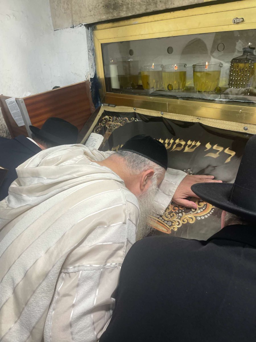 רבי מאיר אובחצירא משתטח על ציון הרשבי. א&#39; מיכאלי