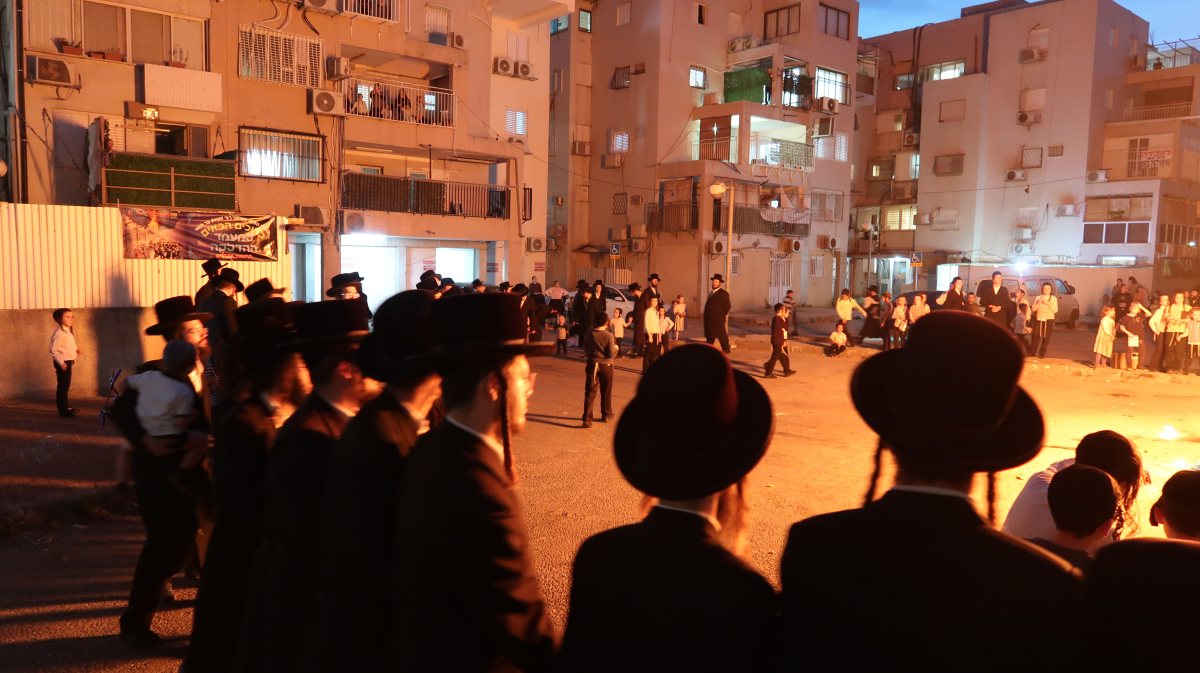 אברכי בעלזא בהדלקה. מעגלים