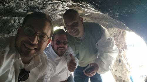 החוקר החרדי ישראל שפירא עם ראש עיריית לוד יאיר רביבו במערה. י. שפירא