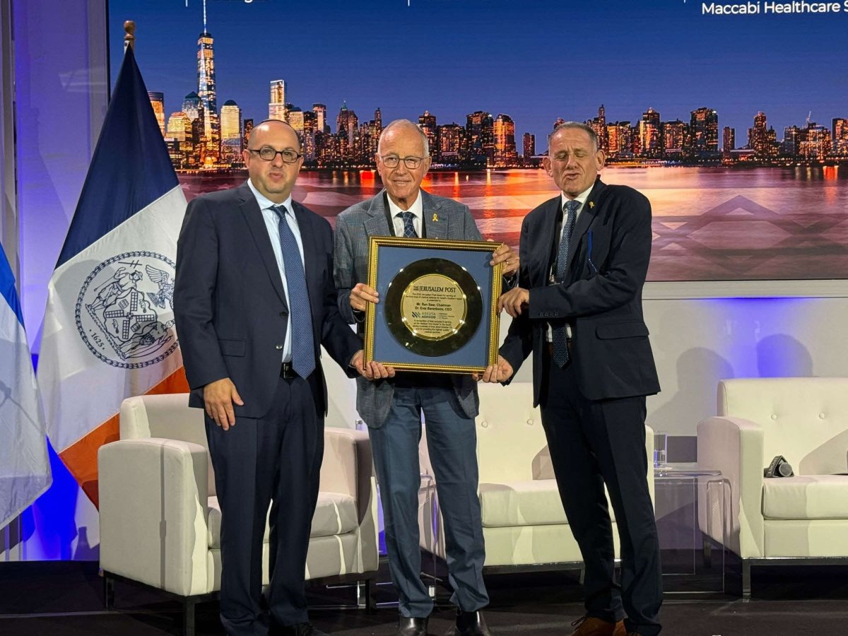 מנהלי אסותא ומכבי בקבלת הפרס. אסותא אשדוד