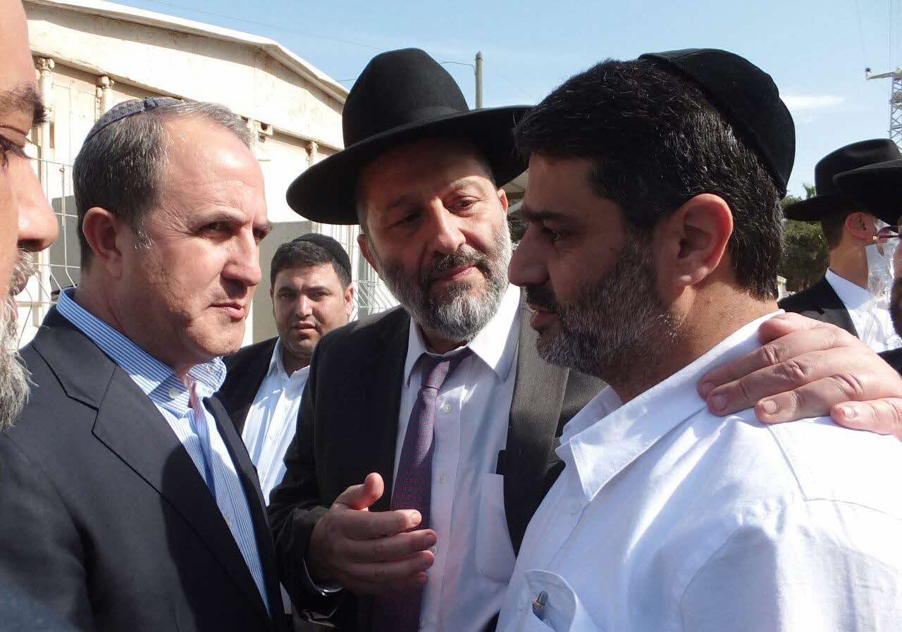 דרעי בבית הכנסת. א' מיכאלי