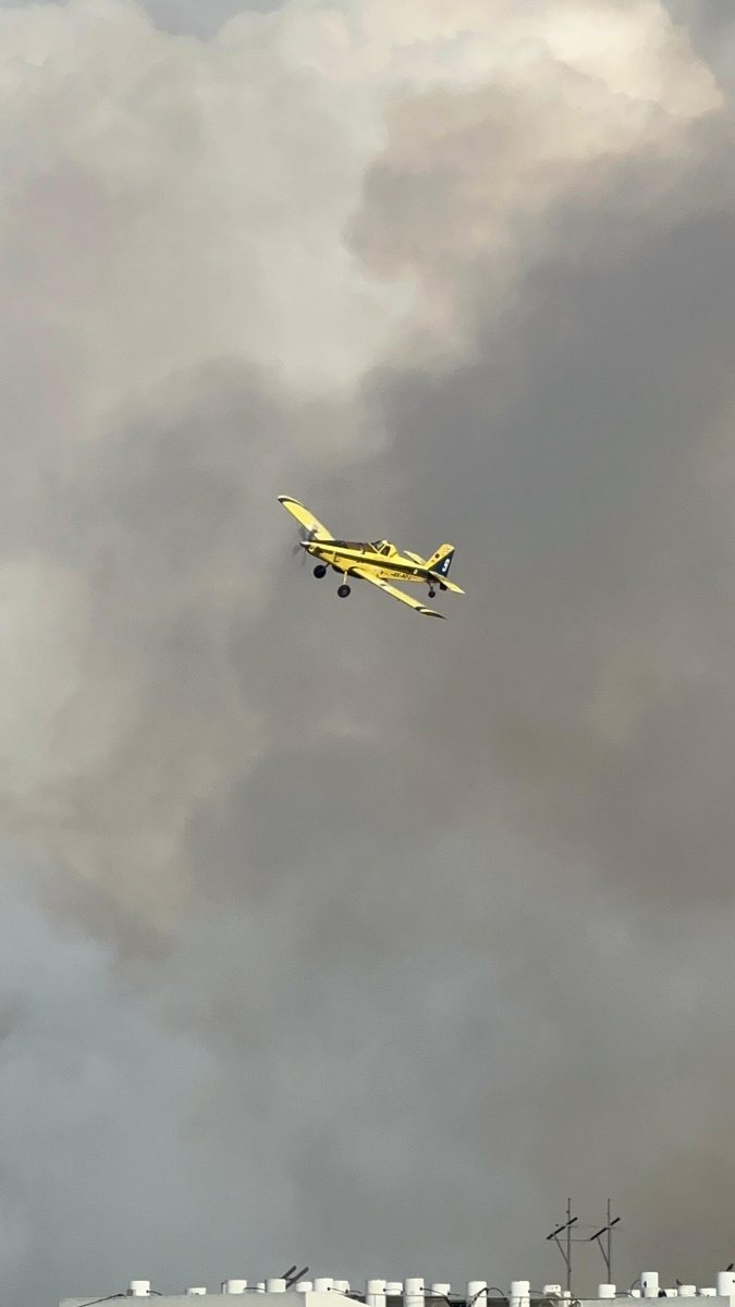 מטוס כיבוי בפעולה. אברהם ר'