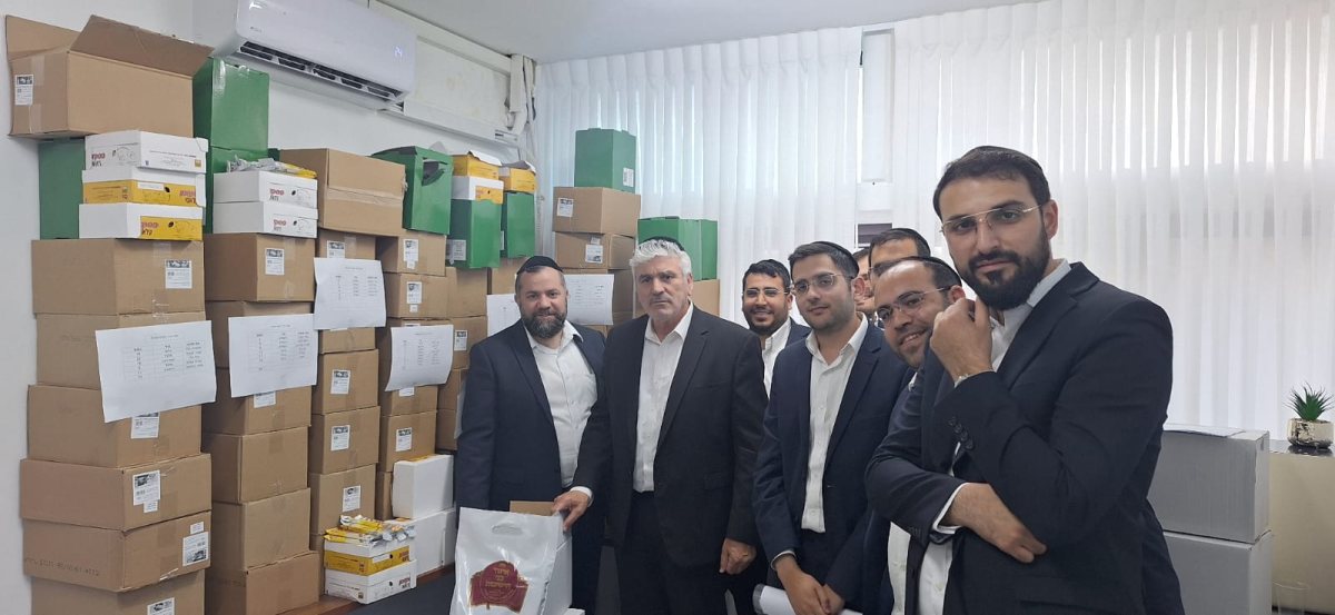 חלוקת ערכות שבועות. המרכז למורשת