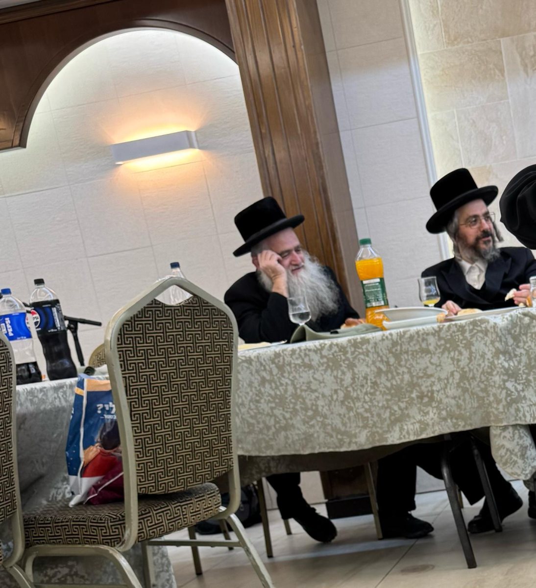 הרב ברוך הגר בסעודת השלושים. קיר"א