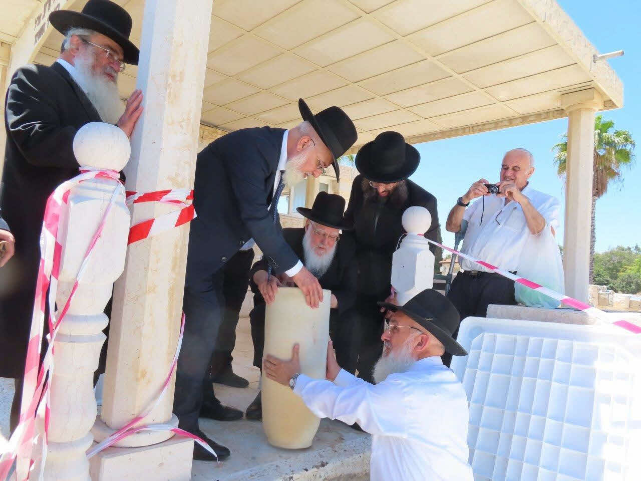 קבורת כדי הגניזה בבית העלמין. א' מיכאלי