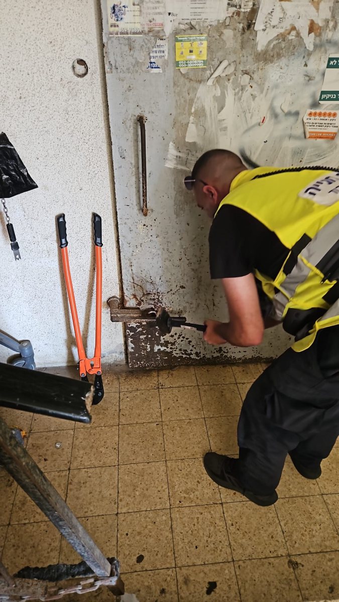 פקח חניה מסייע בפתיחת מקלט נעול באשדוד