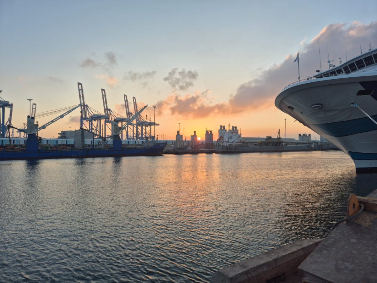 זריחה בנמל אשדוד צילום אייל בן שמחון 