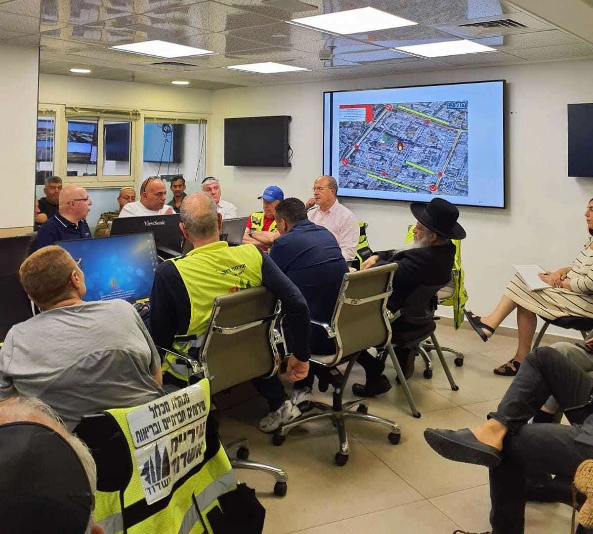 ישיבת פיקוד העורף במוקד העירוני. עיריית אשדוד