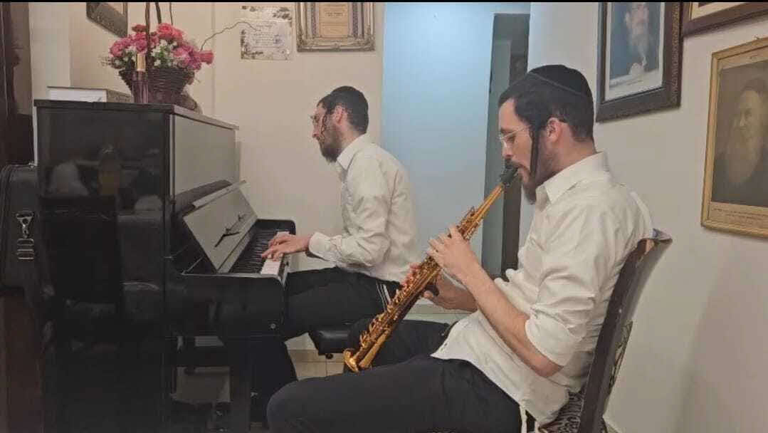 בני משפחת גלבשטיין בנגינה המשפחתית. מתוך הסירטון