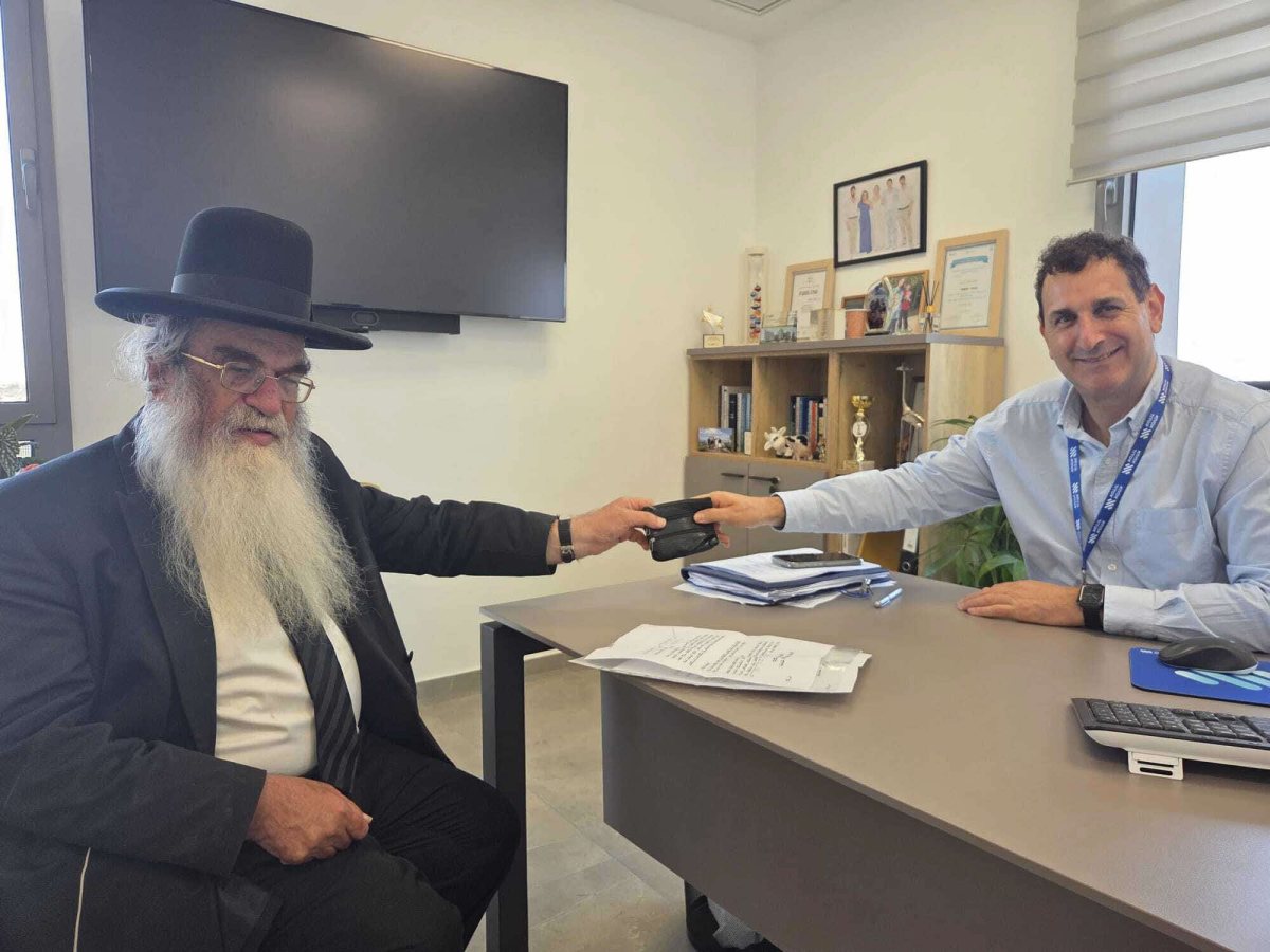 הרב קלמנוביץ במעמד הקניין עם נציג ההנהלה