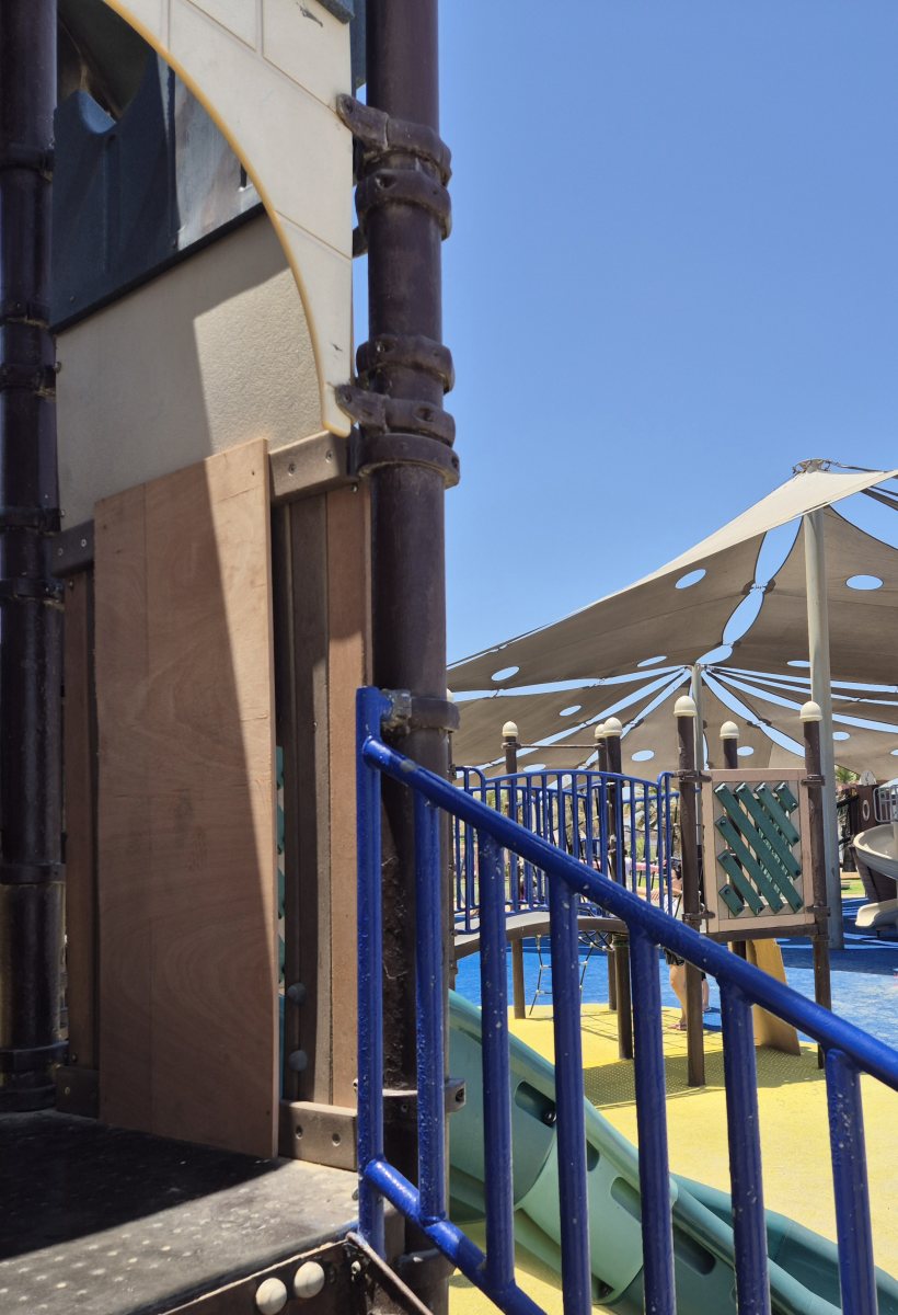 המגלשה הקטנה סגור עם לוחות עץ