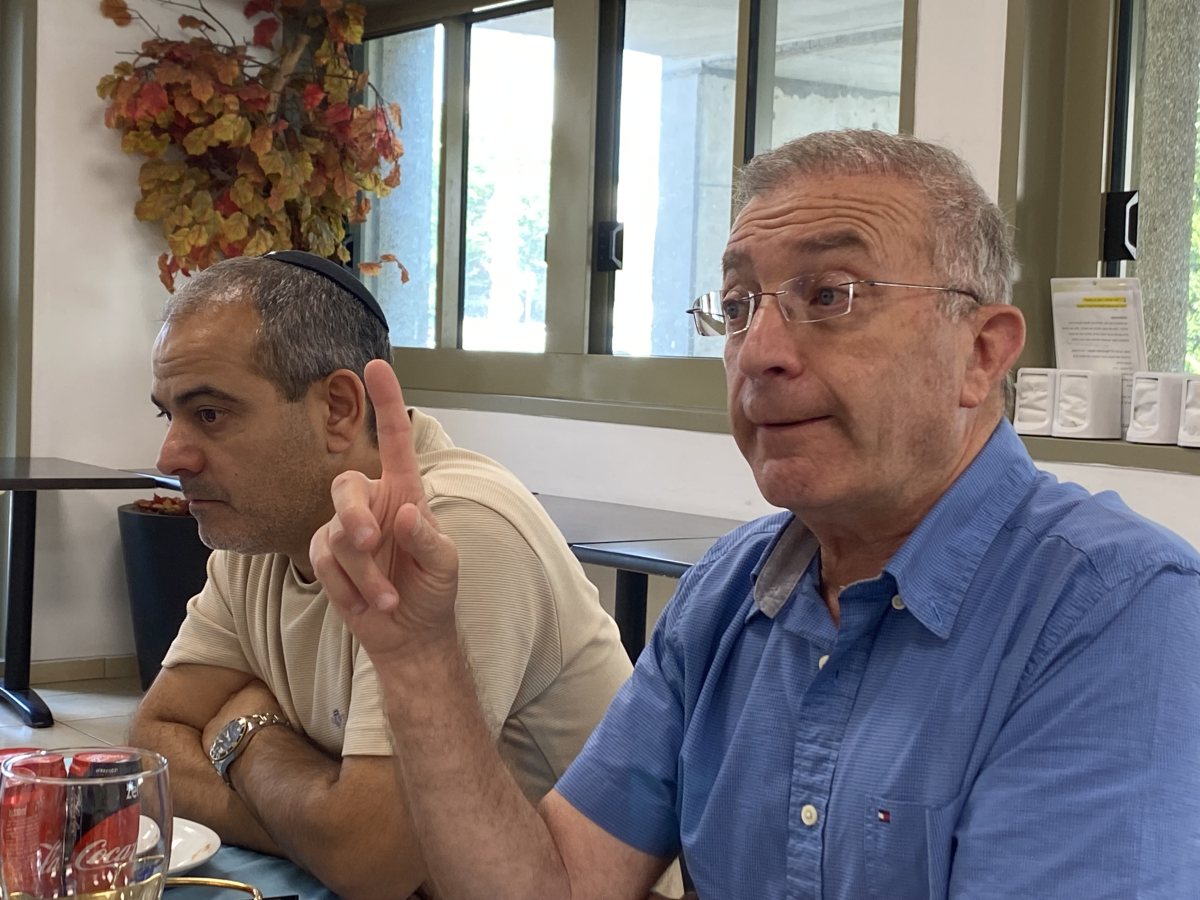 מנכ"ל חברת החשמל מאיר שפיגלר וחיים גבאי - חבר מזכירות ארצי (צילום: אשדוד נט)