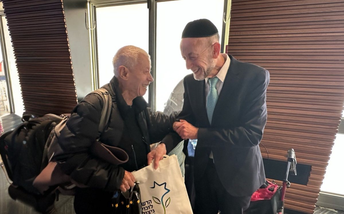 סגן השר מקלב עם אחד מניצולי השואה | לשכת השר