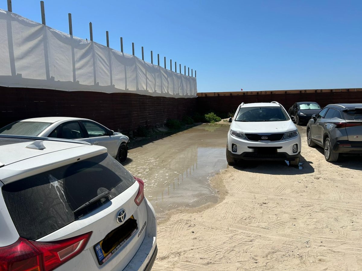 המים הציפו את החניה בחוף הנפרד