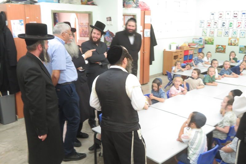 מיימון בסיור במוסדות ויזניץ. אליעזר ר.